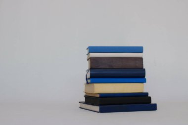 Beyaz arkaplan üzerine kitap yığını