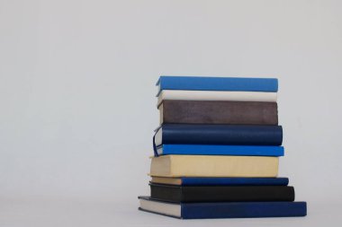 Gri arkaplan üzerine kitap yığını