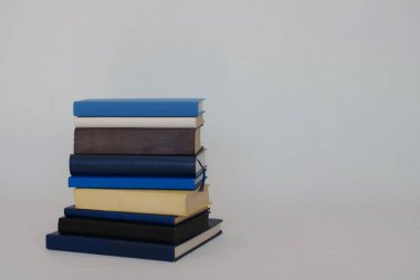 Beyaz arkaplan üzerine kitaplar