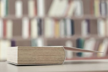 Kitap masanın üstünde.