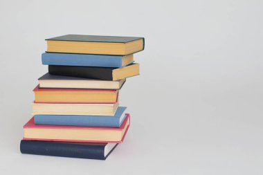 beyaz zemin üzerinde kitap yığını