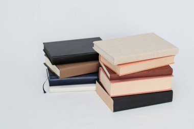 Beyaz arkaplan, üst görünüm üzerine çeşitli kitaplar yığını.