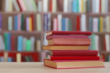 Kütüphanedeki masanın üzerinde kitap yığını