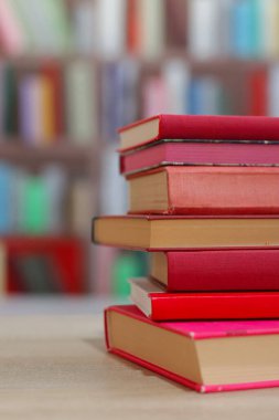 Tahta masadaki kitap yığını.