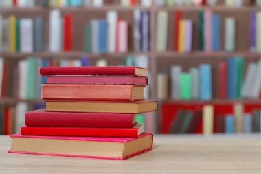 Kütüphanedeki masanın üzerinde kitap yığını