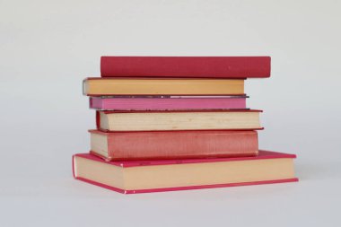 Beyaz arkaplan üzerine kitap yığını