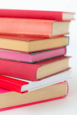 Beyaz arkaplan üzerine kitap yığını