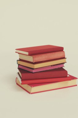 Beyaz arkaplan üzerine kitap yığını