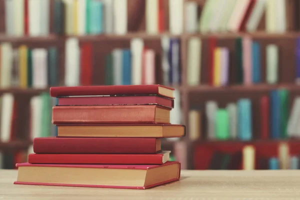 Kütüphanede bir yığın kitap, eğitim geçmişi