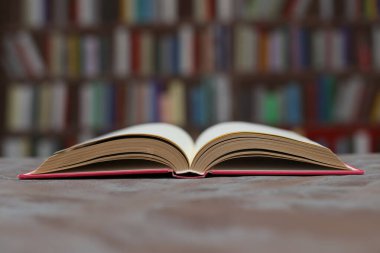 Tahta masa, eğitim ve okul konsepti üzerine açık kitap