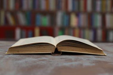 Ahşap masa üzerinde eski açık kitap