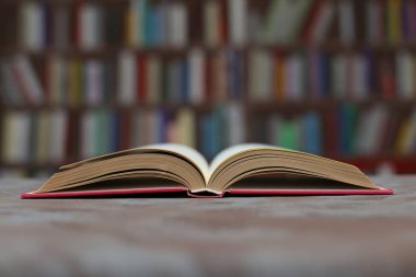 Kitap kütüphanede masanın üzerinde.