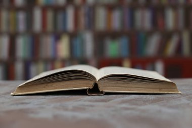 ahşap masa kitap aç