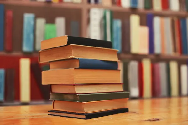 Yığın kitap masada