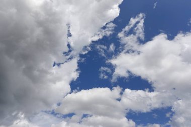 Bulutlu mavi gökyüzü