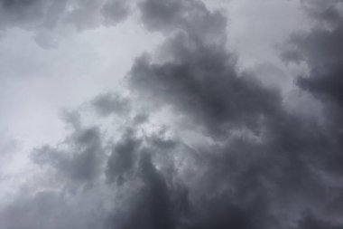 Kara fırtına yağmur bulutları