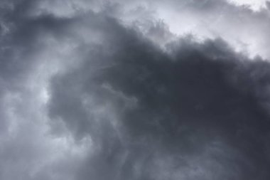 Kara fırtına bulutları, gök gürültüsünden önce kara bulutlar - fırtına.