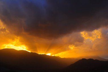 Güzel gün batımı gökyüzü bulutlu