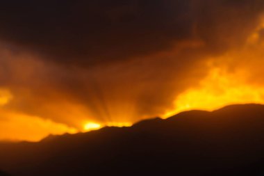 Dağın üstünde güzel bir gün batımı