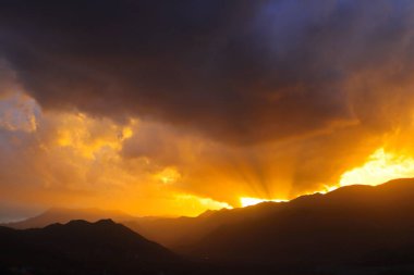 Dağlarda güzel bir gün batımı