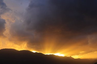 Dağın üstünde güzel bir gün batımı