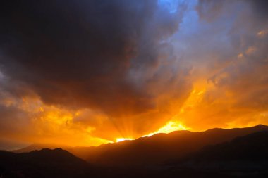 Dağların ardında güzel bir gün batımı