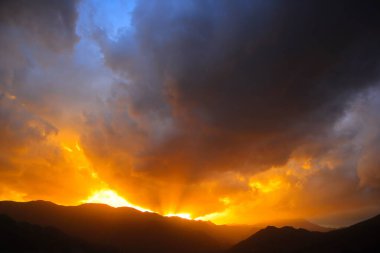 Dağlarda güzel bir gün batımı