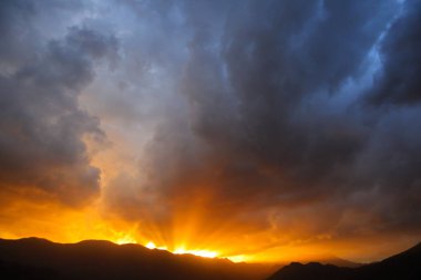 Güzel gün batımı gökyüzü bulutlu