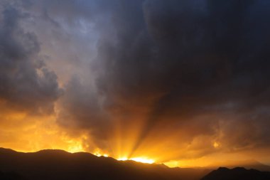 Dağlarda gün batımı