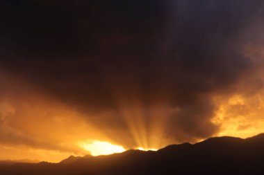 Dağlarda gün batımı