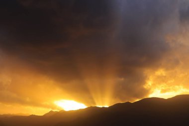 Denizin üzerinde gün batımı