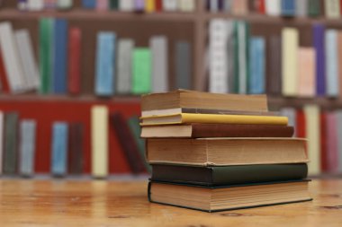 Masada bir yığın kitap