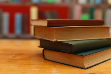 Masada bir yığın kitap