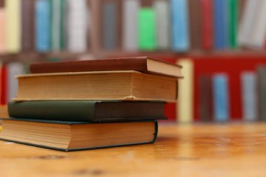 Masada bir yığın kitap
