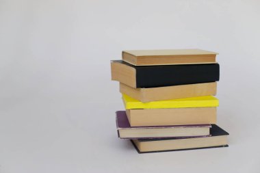 Kitap yığını, beyaz arkaplan