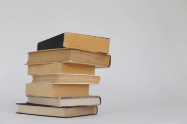 Beyaz arkaplan üzerine kitap yığını
