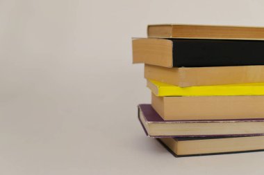 Beyaz arkaplan üzerine kitaplar