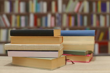 Kütüphanede kitap yığını