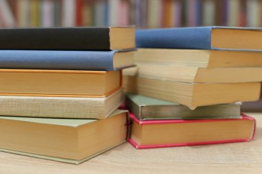 Masada yığınla kitap var.