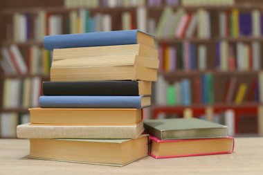 Ahşap zemin üzerine kitap yığını