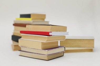 Beyaz arkaplan üzerine kitap yığını