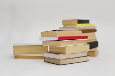 Beyaz arkaplan üzerine kitap yığını