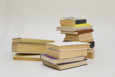Beyaz arkaplan üzerine kitap yığını