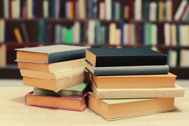 Masada bir yığın kitap