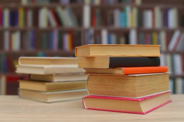 Kitaplar kütüphanedeki ahşap masada.