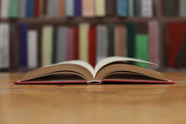 Açık kitap, ahşap masadaki ciltli kitaplar. Eğitim geçmişi. Okuldan okula. metin için boşluk kopyala.