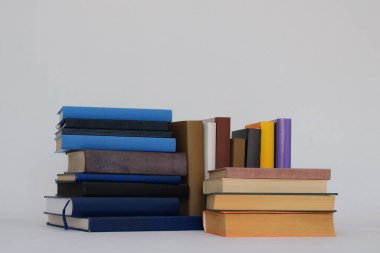 Beyaz arkaplan üzerine kitaplar