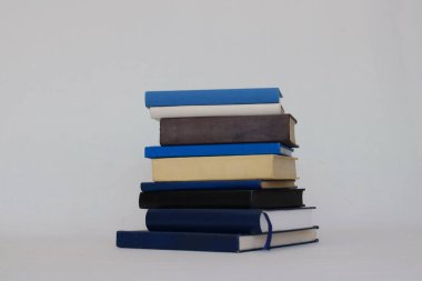 Beyaz arkaplan üzerine kitap yığını