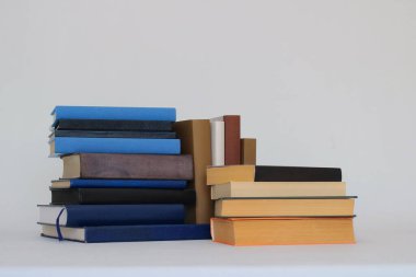 Beyaz arkaplan üzerine kitap yığını