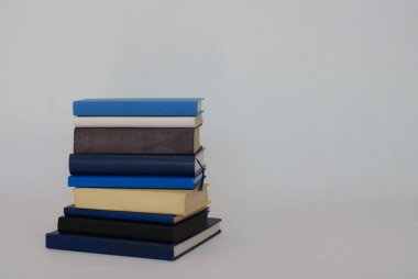Beyaz arkaplan üzerine kitap yığını